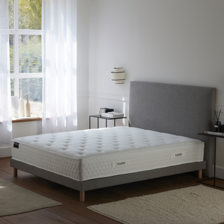 Sommier tapissier gris, lattes flexibles, plateau antidérapant, confort ferme