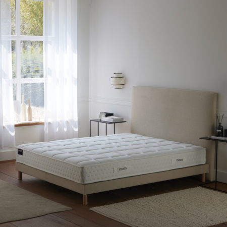 Tête de lit lisse beige, élégance naturelle et confort quotidien