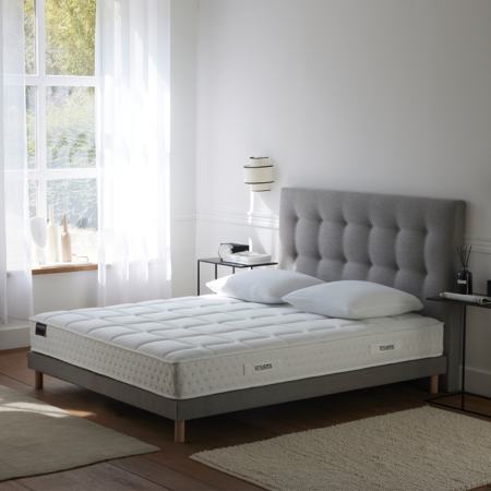Ensemble matelas HOTEL CONFORT, sommier lattes fixes, tête de lit capitonnée grise