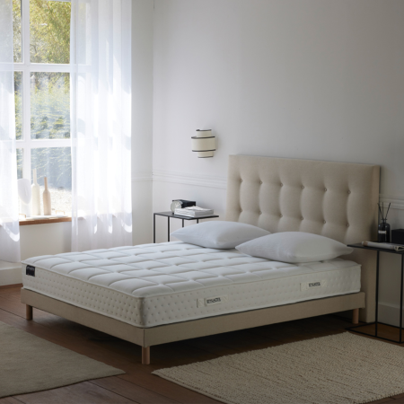Ensemble matelas HOTEL CONFORT, sommier lattes fixes, tête de lit capitonnée beige